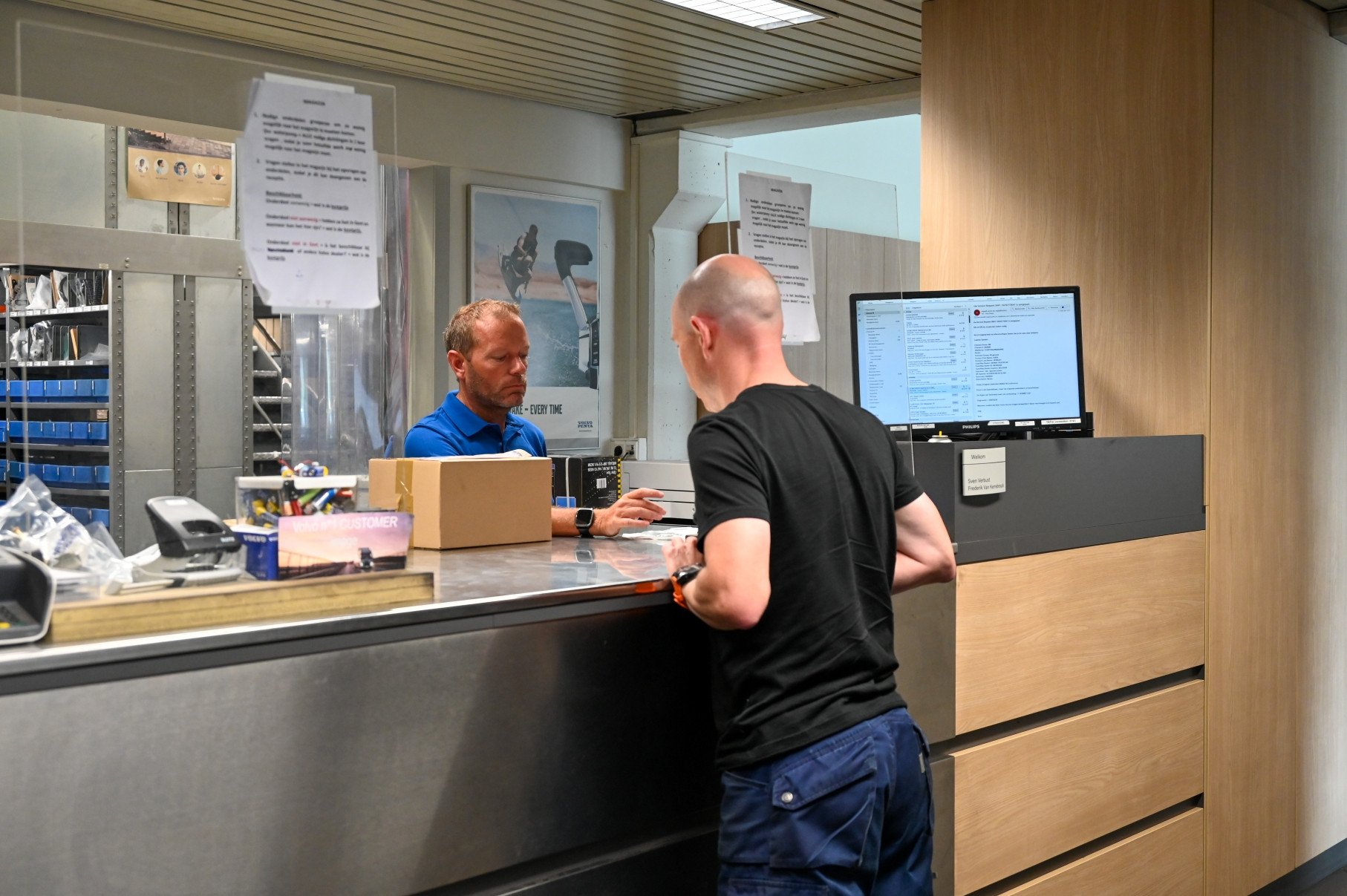 Magazijnmedewerker Derma Trucks Magazijnmedewerker Derma Trucks aan balie