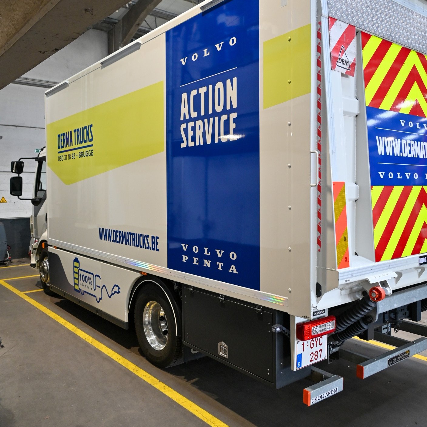 Bedrijfswagen met pechverhelping en action service.