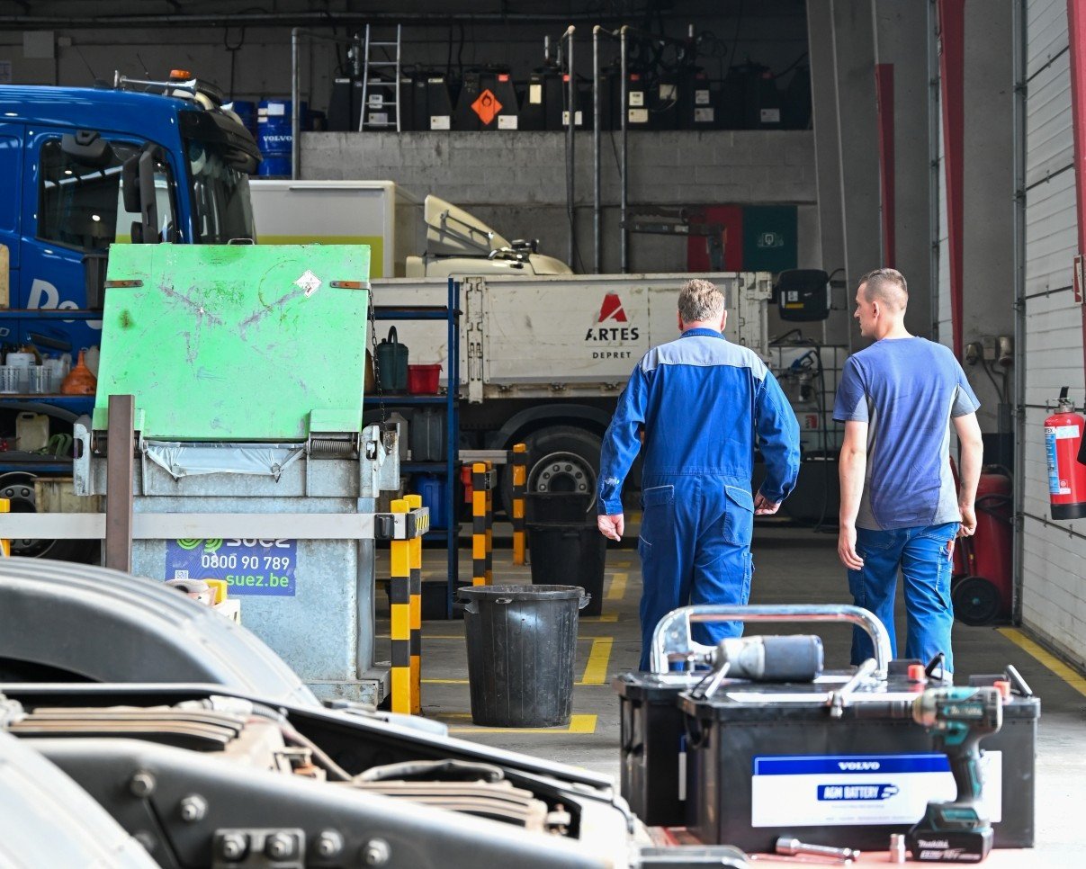 Medewerkers tijdens diagnose en herstelling.