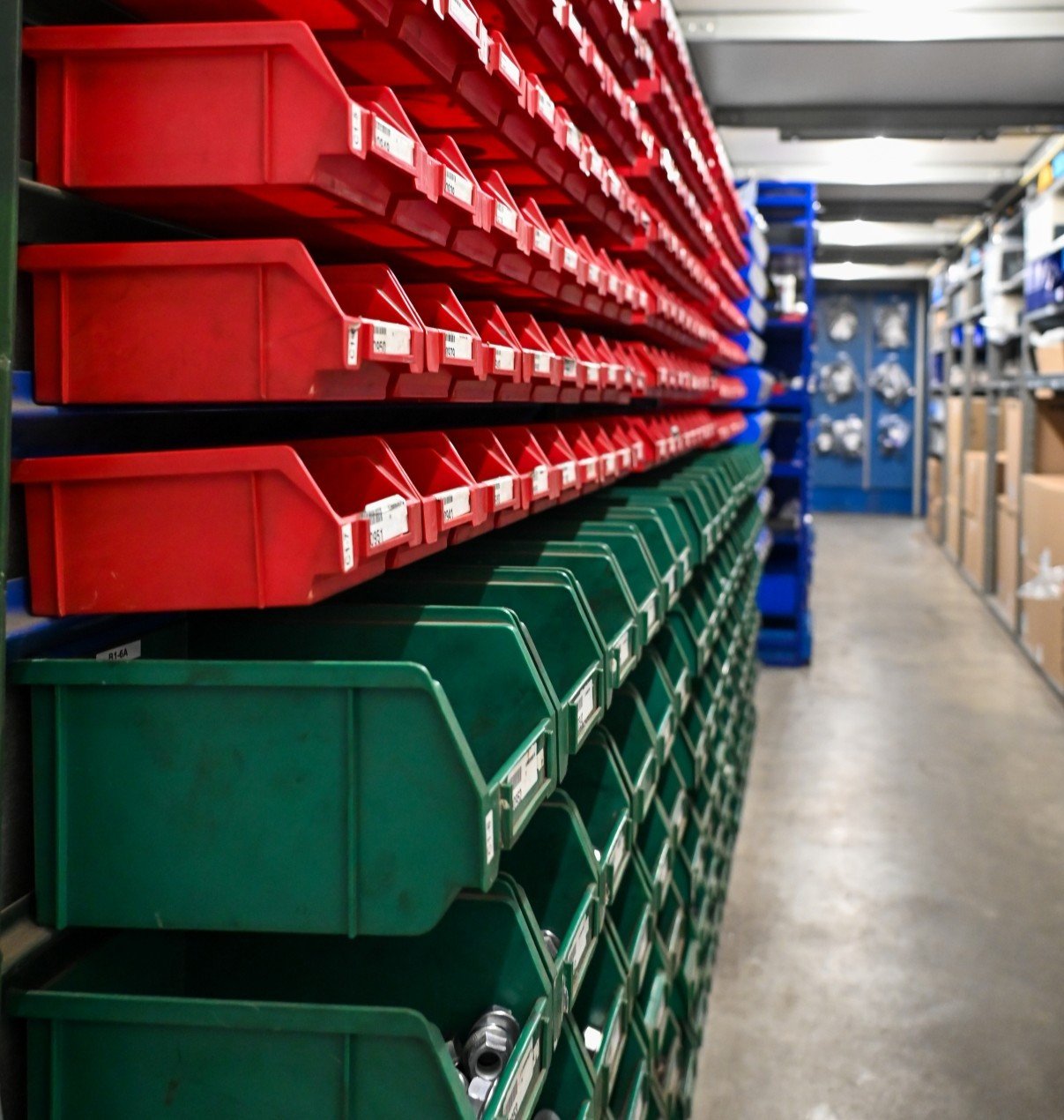 Onderdelenrekken Derma Trucks magazijn Opslagrekken met gesorteerde truckonderdelen.