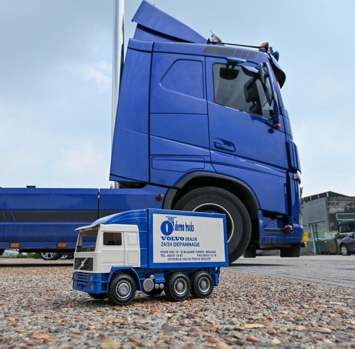 Blauwe Volvo truck met miniatuur servicewagen van Derma Trucks.