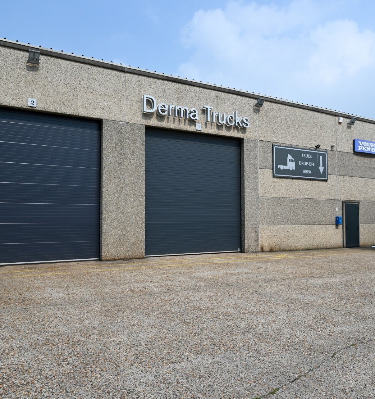 Bedrijfspand Derma Trucks Buitenzicht van het gebouw van Derma Trucks.