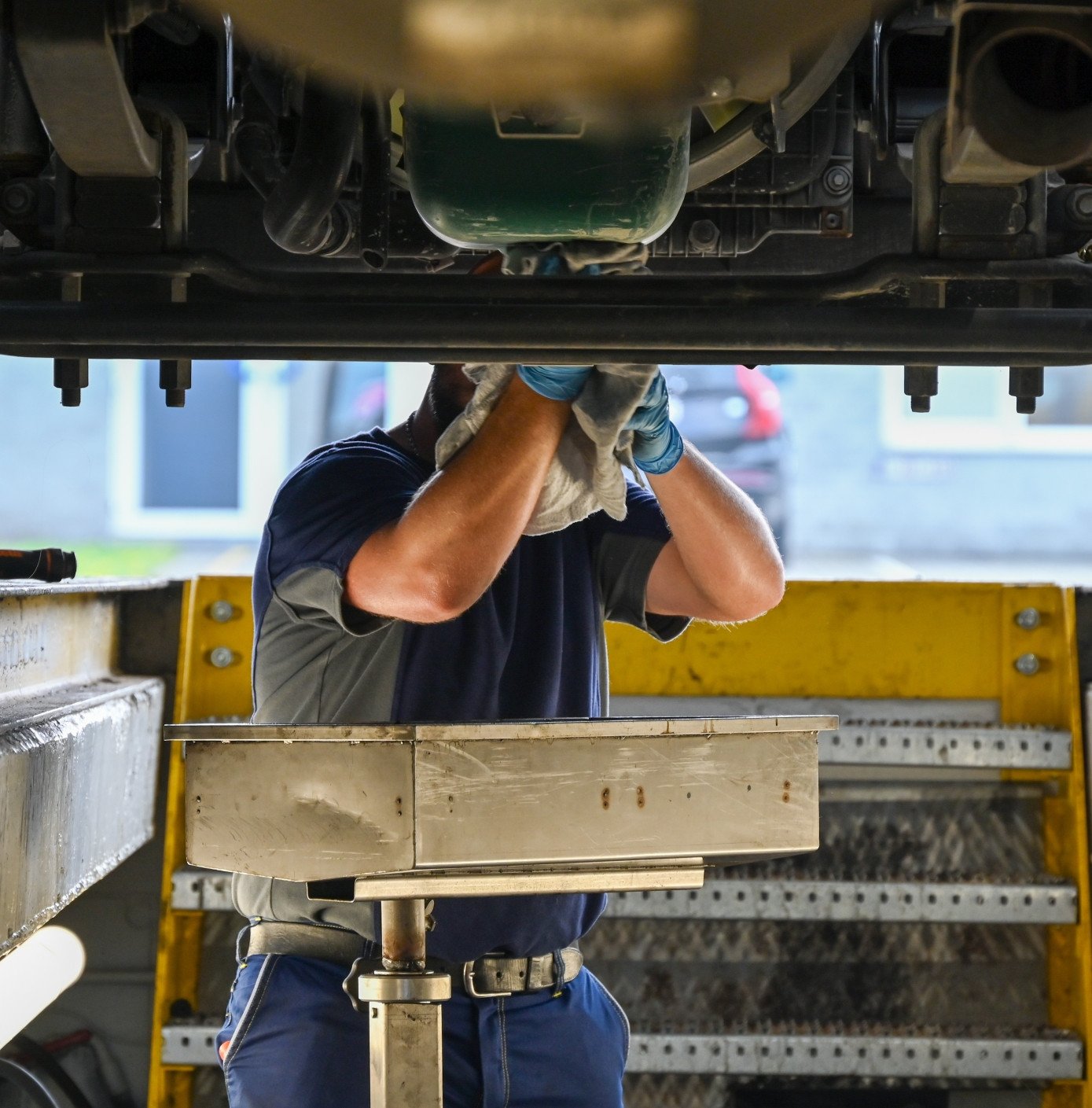 Onderhoud onderzijde vrachtwagen Monteur werkt onder een vrachtwagen bij Derma Trucks.\n